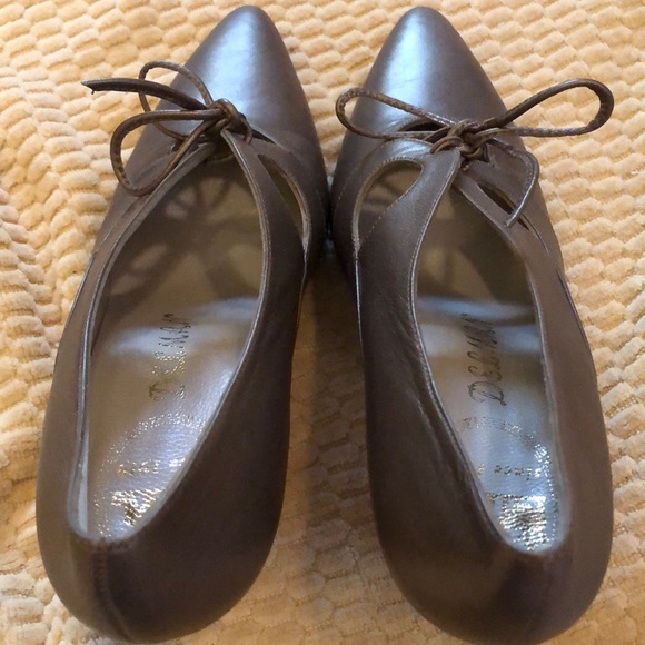 🤎Delman Bronzy gray structured pumps with sculpted heels, butterfly detail/tie - Picture 7 of 9